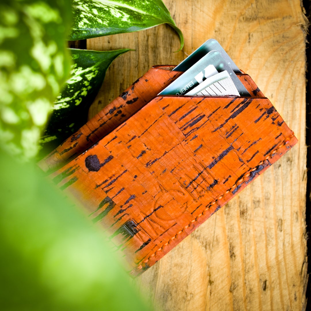 Korttikotelo oranssi valmistettu Suomessa käsityönä korkista