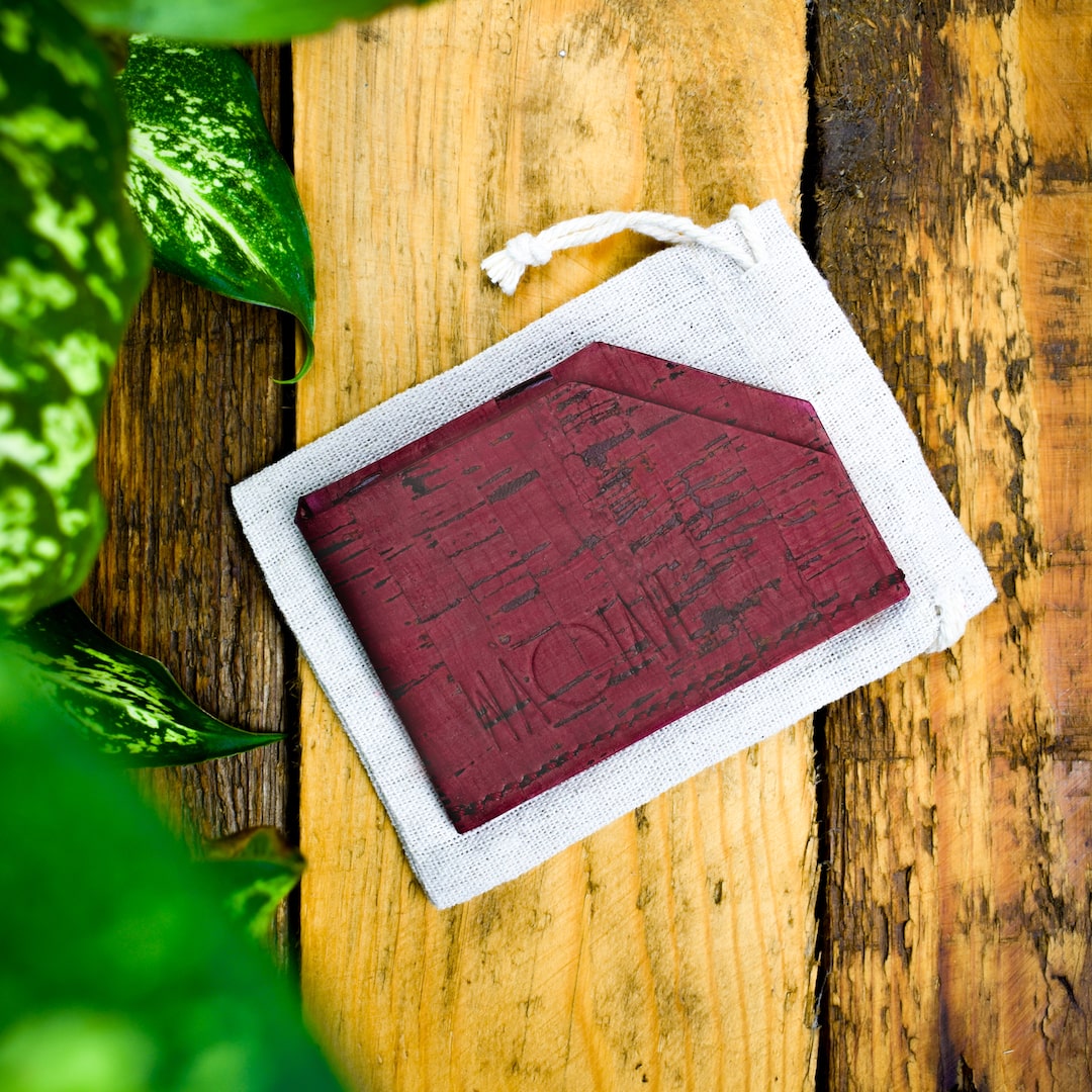 Korttikotelo Luumunpunainen valmistettu Suomessa käsityönä korkista