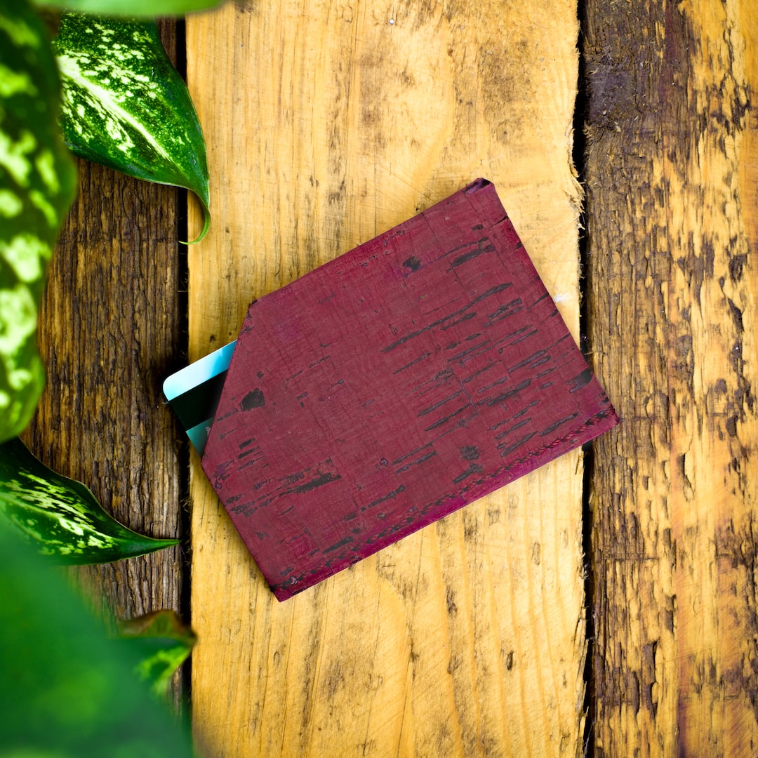 Korttikotelo Luumunpunainen valmistettu Suomessa käsityönä korkista