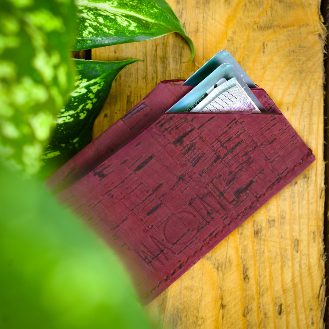 Korttikotelo Luumunpunainen valmistettu Suomessa käsityönä korkista