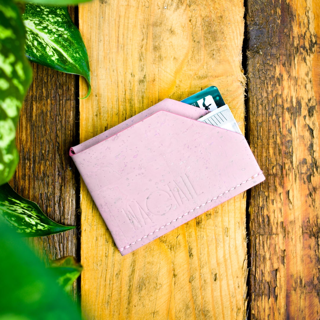 Korttikotelo vaaleanpunainen valmistettu Suomessa käsityönä korkista