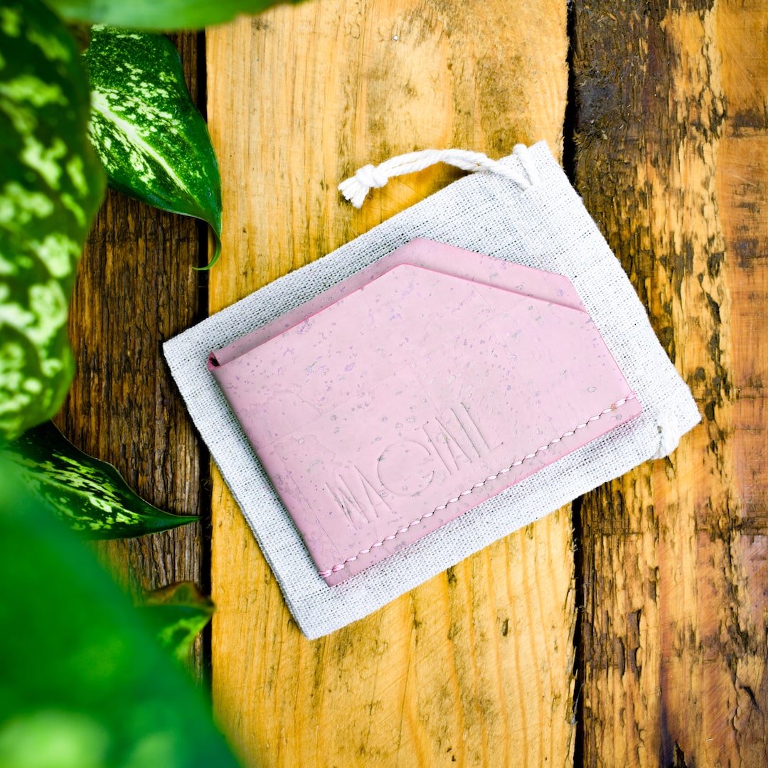 Korttikotelo vaaleanpunainen valmistettu Suomessa käsityönä korkista