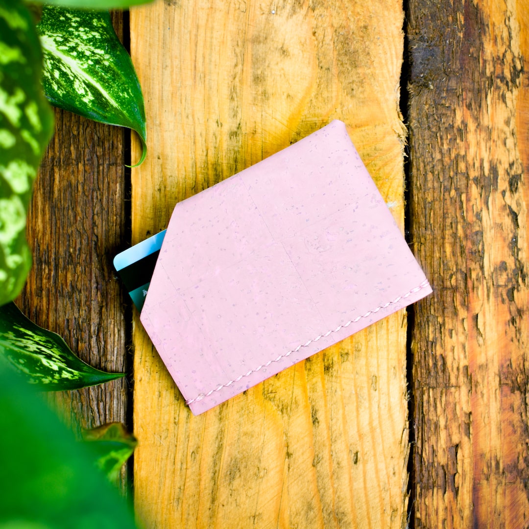 Korttikotelo vaaleanpunainen valmistettu Suomessa käsityönä korkista