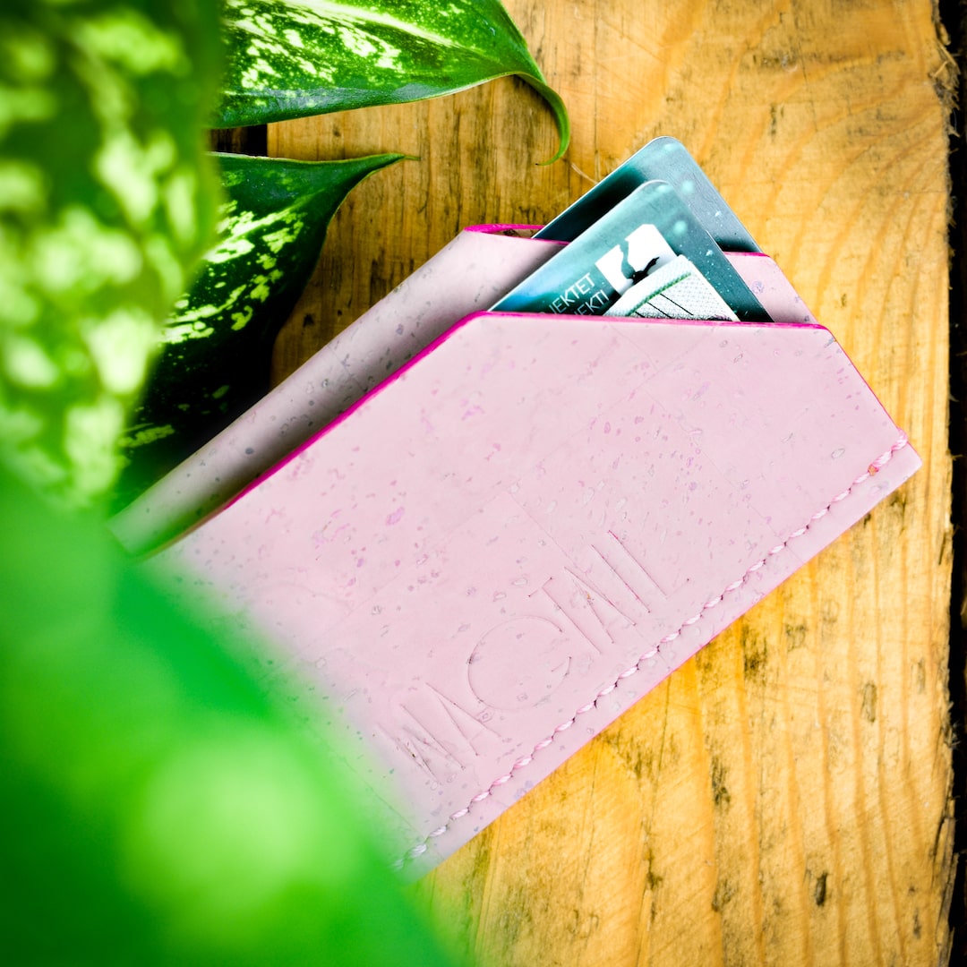 Korttikotelo vaaleanpunainen valmistettu Suomessa käsityönä korkista