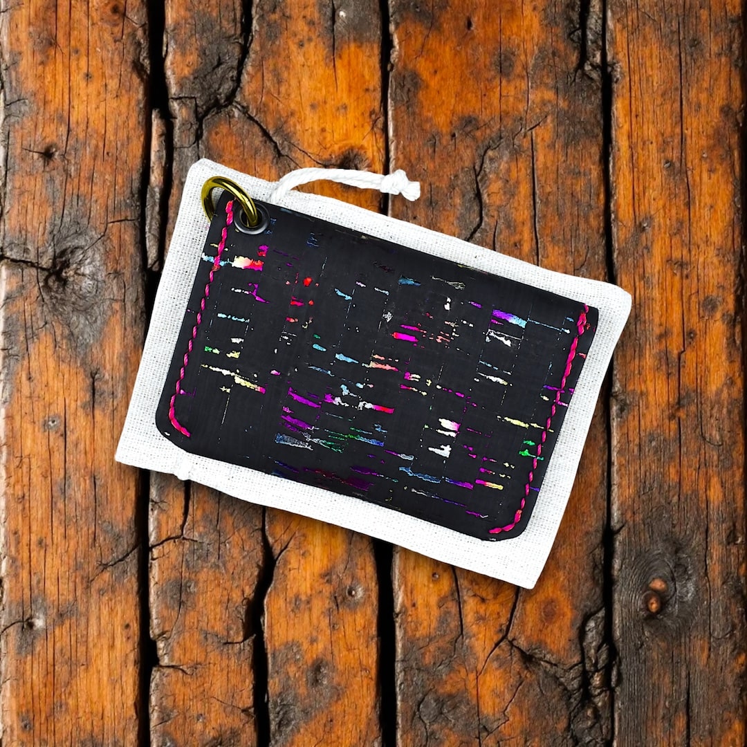 Kukkaro Musta värikäs valmistettu Suomessa käsityönä korkista