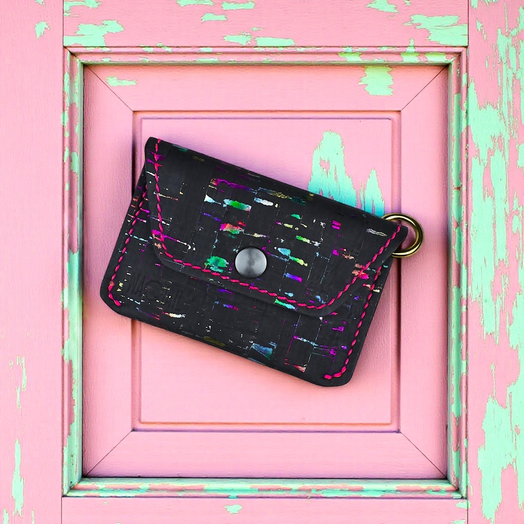 Kukkaro Musta värikäs valmistettu Suomessa käsityönä korkista