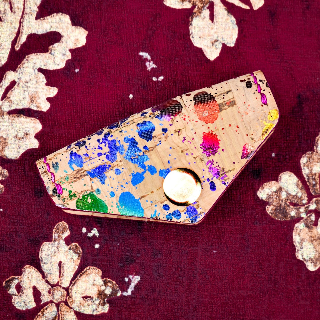 Johdonpidike värikäs valmistettu käsityönä Suomessa