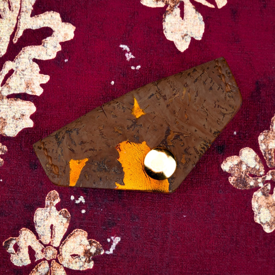 Johdonpidike ruskea valmistettu käsityönä Suomessa