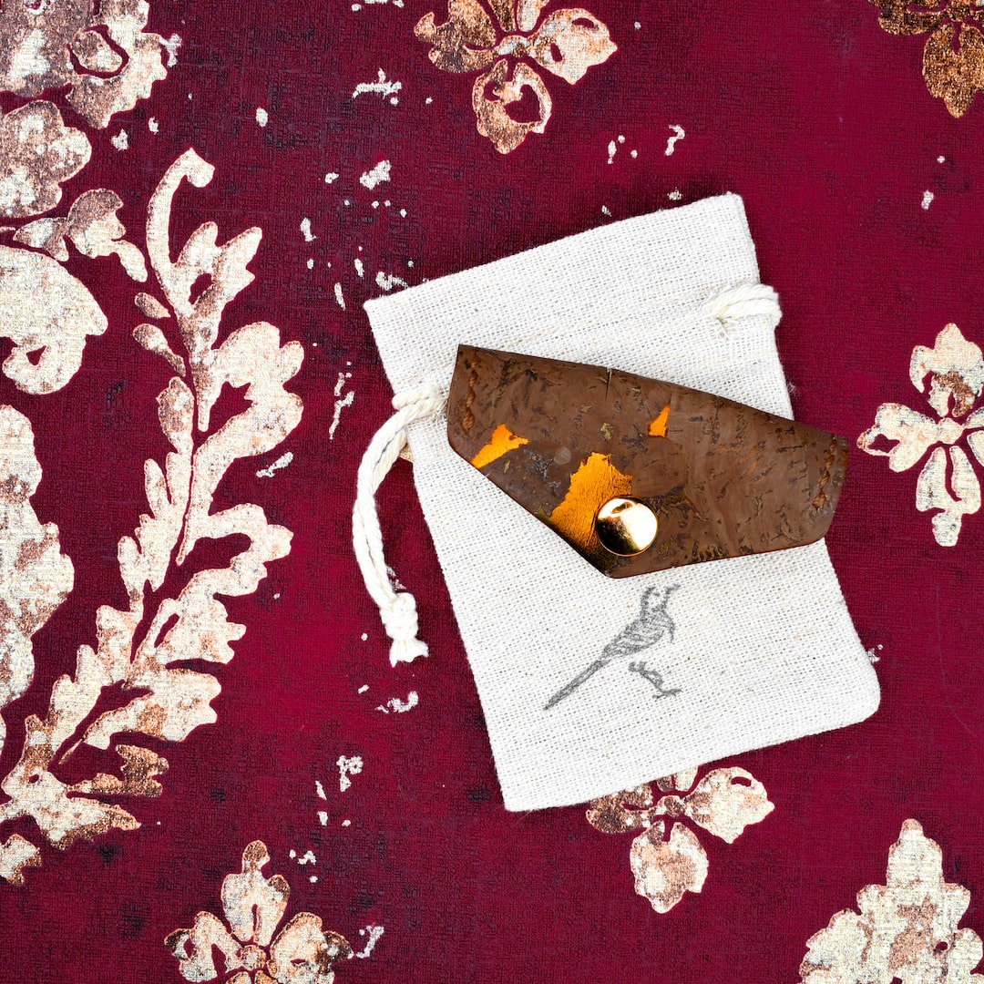 Johdonpidike ruskea valmistettu käsityönä Suomessa