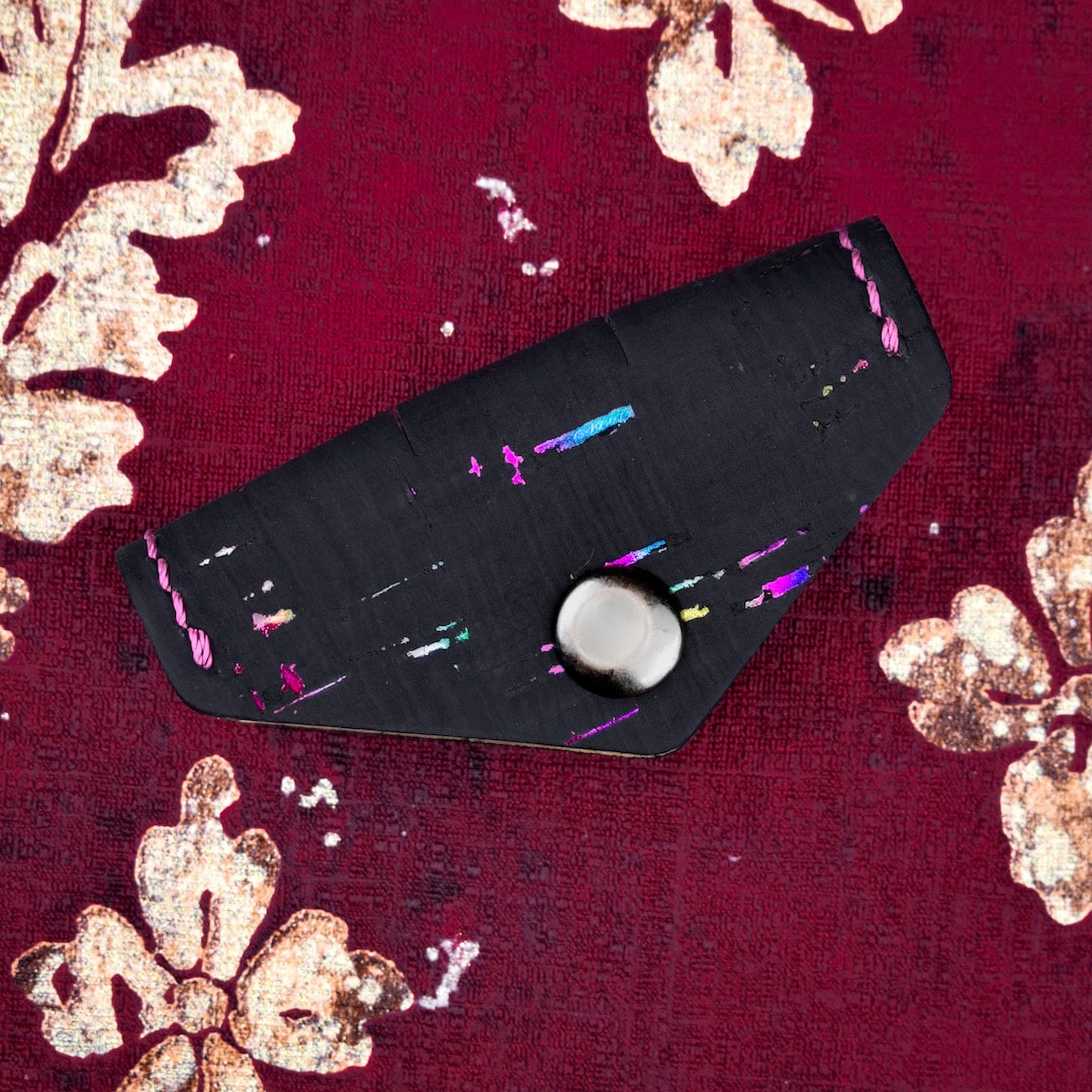 Johdonpidike musta värikäs valmistettu käsityönä Suomessa