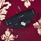 Johdonpidike musta värikäs valmistettu käsityönä Suomessa