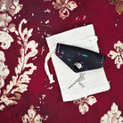 Johdonpidike musta värikäs valmistettu käsityönä Suomessa