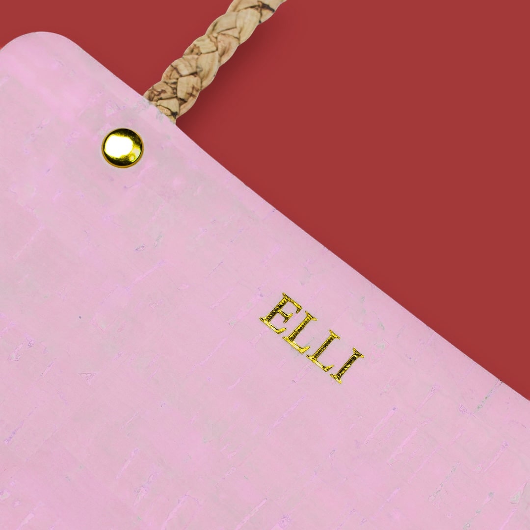 Säilytystasku nimikointi valmistettu Suomessa korkista