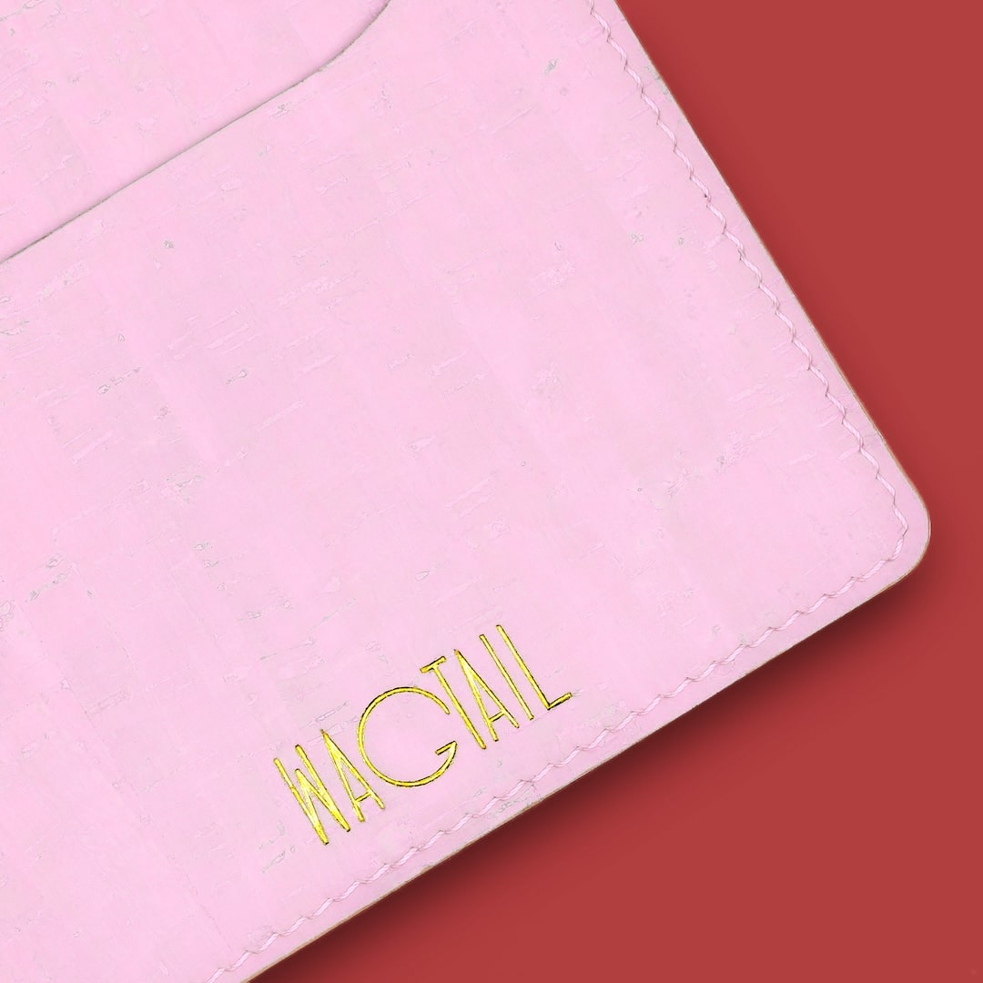 Säilytystasku vaaleanpunainen valmistettu Suomessa korkista