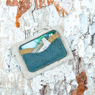 Korttikotelo turkoosi valmistettu Suomessa käsityönä korkista