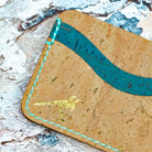 Korttikotelo turkoosi valmistettu Suomessa käsityönä korkista