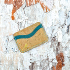 Korttikotelo turkoosi valmistettu Suomessa käsityönä korkista