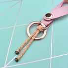 Avainlenkki vaaleanpunainen valmistettu käsityönä Suomessa