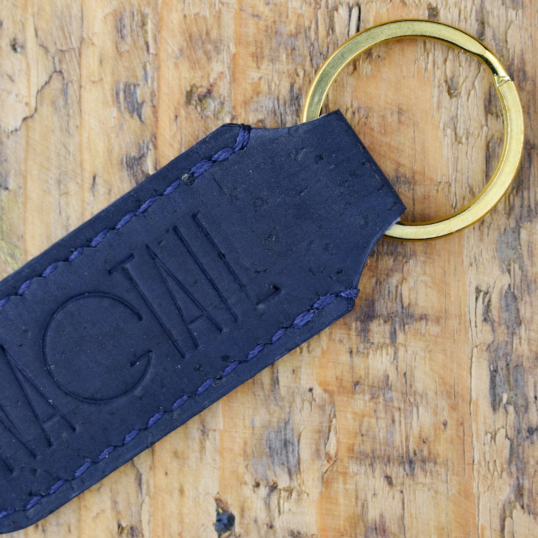 Avaimenperä tummansininen valmistettu käsityönä Suomessa