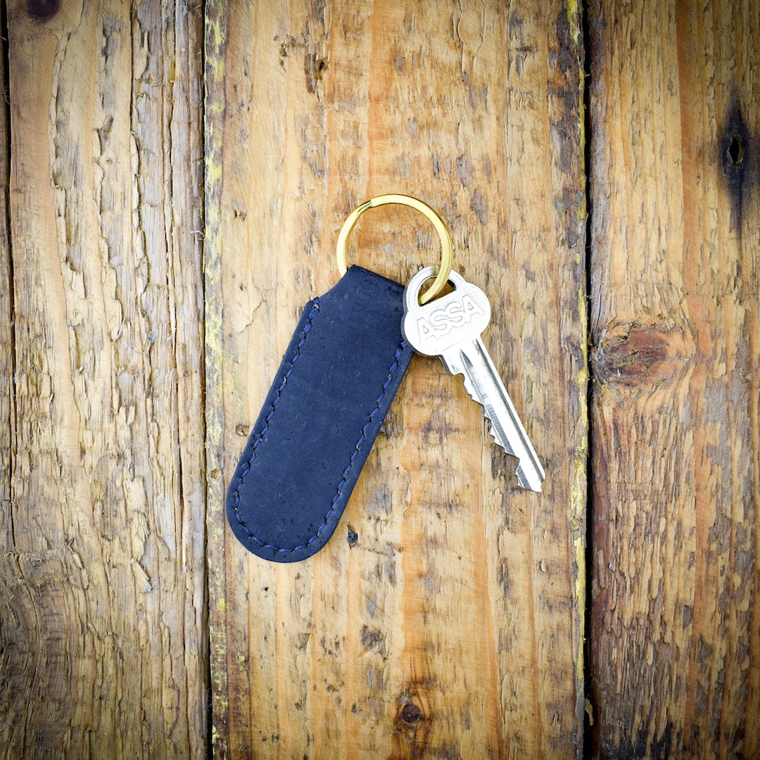 Avaimenperä tummansininen valmistettu käsityönä Suomessa