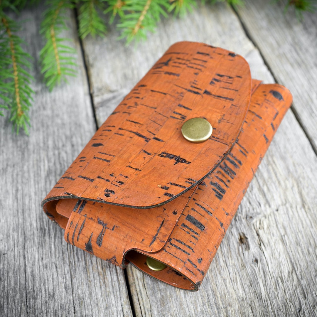 Korttikotelo oranssi valmistettu Suomessa käsityönä korkista