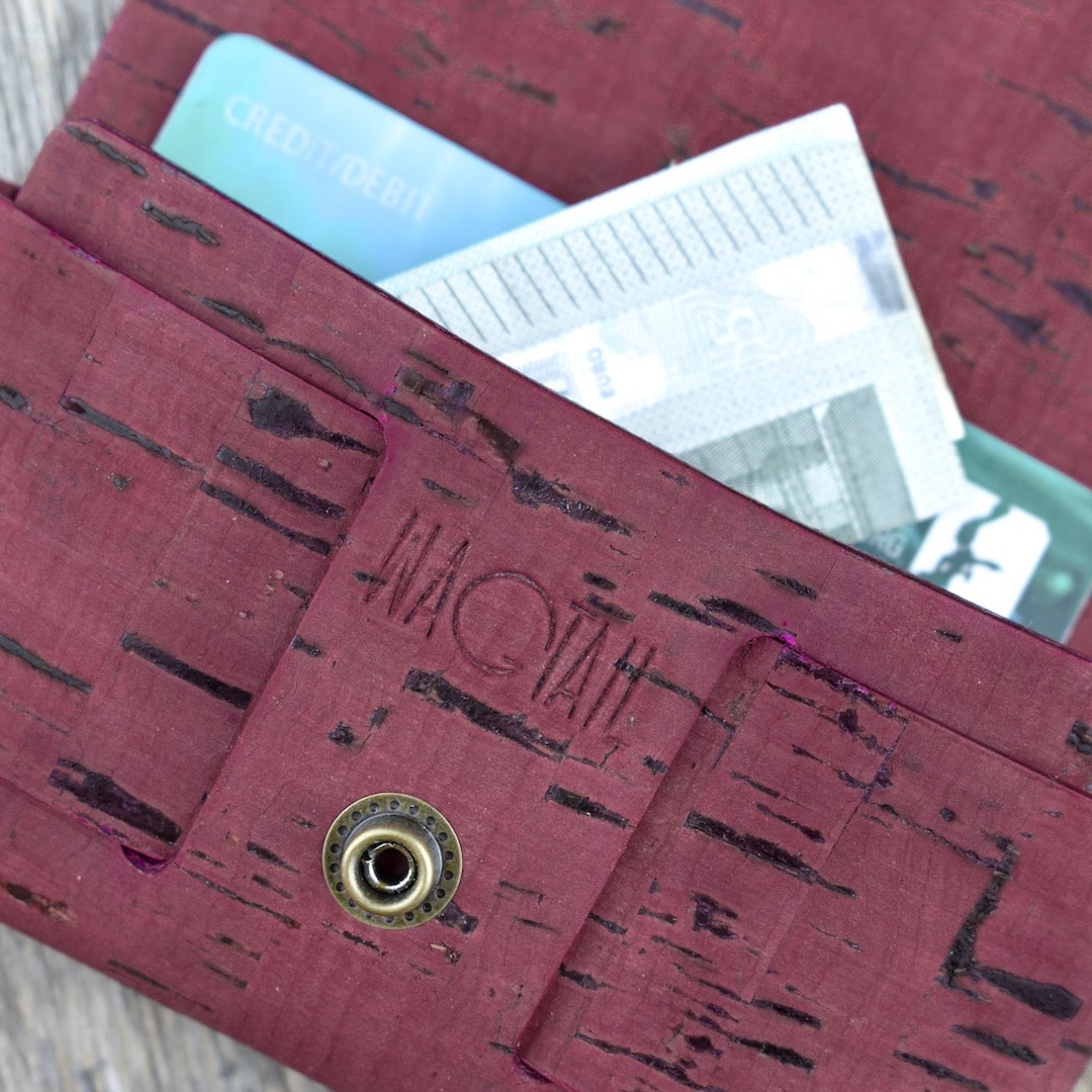 Korttikotelo luumunpunainen valmistettu Suomessa käsityönä korkista