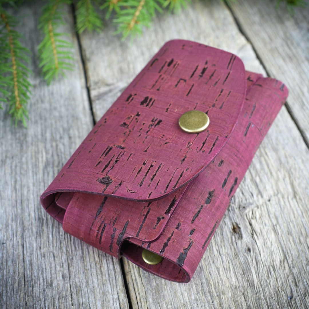 Korttikotelo luumunpunainen valmistettu Suomessa käsityönä korkista