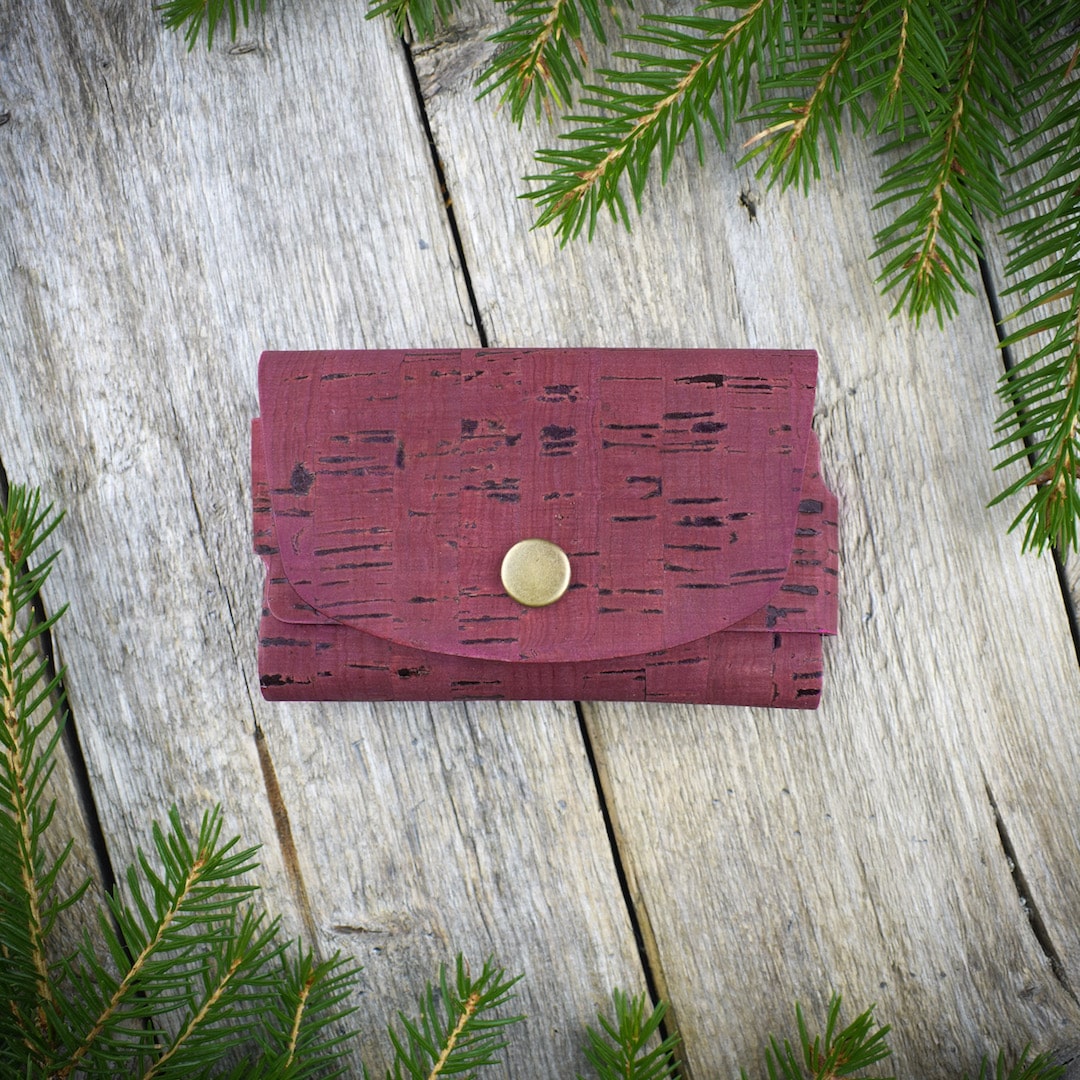 Korttikotelo luumunpunainen valmistettu Suomessa käsityönä korkista