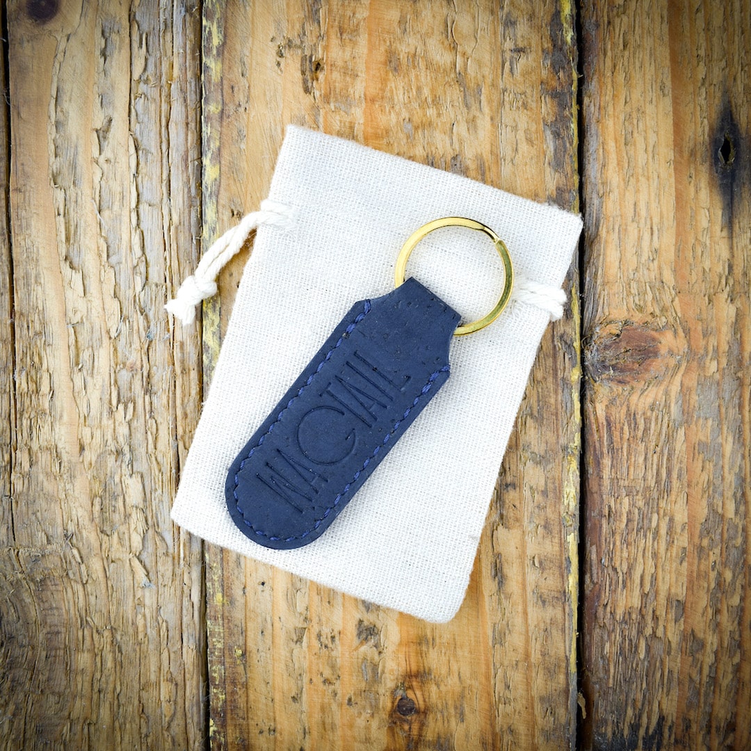 Avaimenperä tummansininen valmistettu käsityönä Suomessa