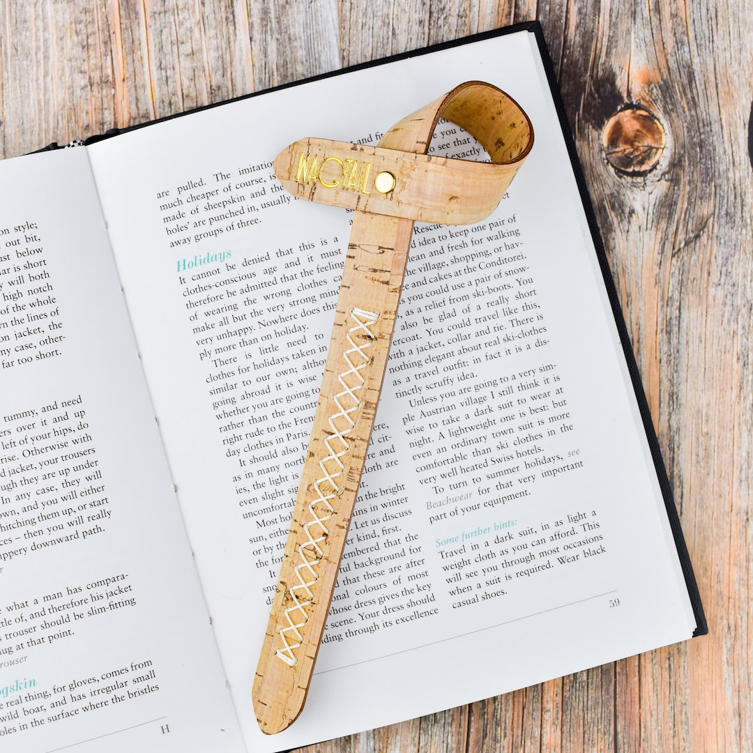 Kirjanmerkki korkkia valmistettu käsityönä Suomessa