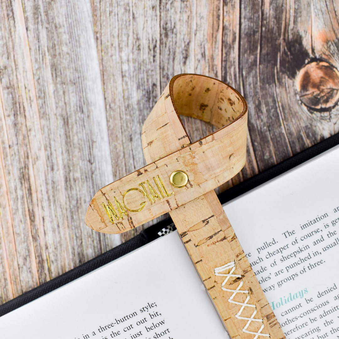 Kirjanmerkki korkkia valmistettu käsityönä Suomessa