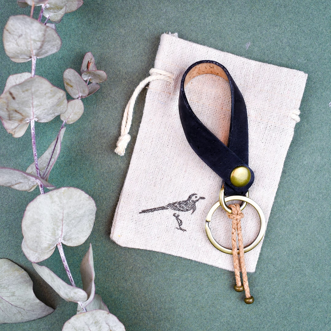 Avainlenkki musta valmistettu käsityönä Suomessa