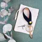 Avainlenkki musta valmistettu käsityönä Suomessa