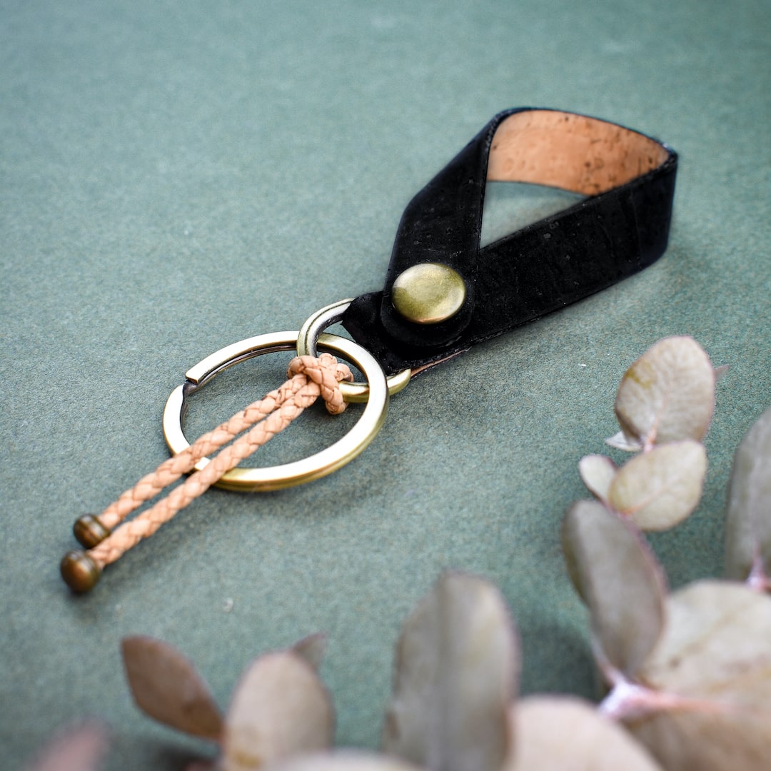 Avainlenkki musta valmistettu käsityönä Suomessa
