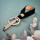 Avainlenkki musta valmistettu käsityönä Suomessa