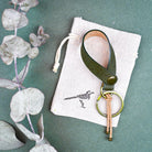 Avainlenkki oliivinvihreä valmistettu käsityönä Suomessa