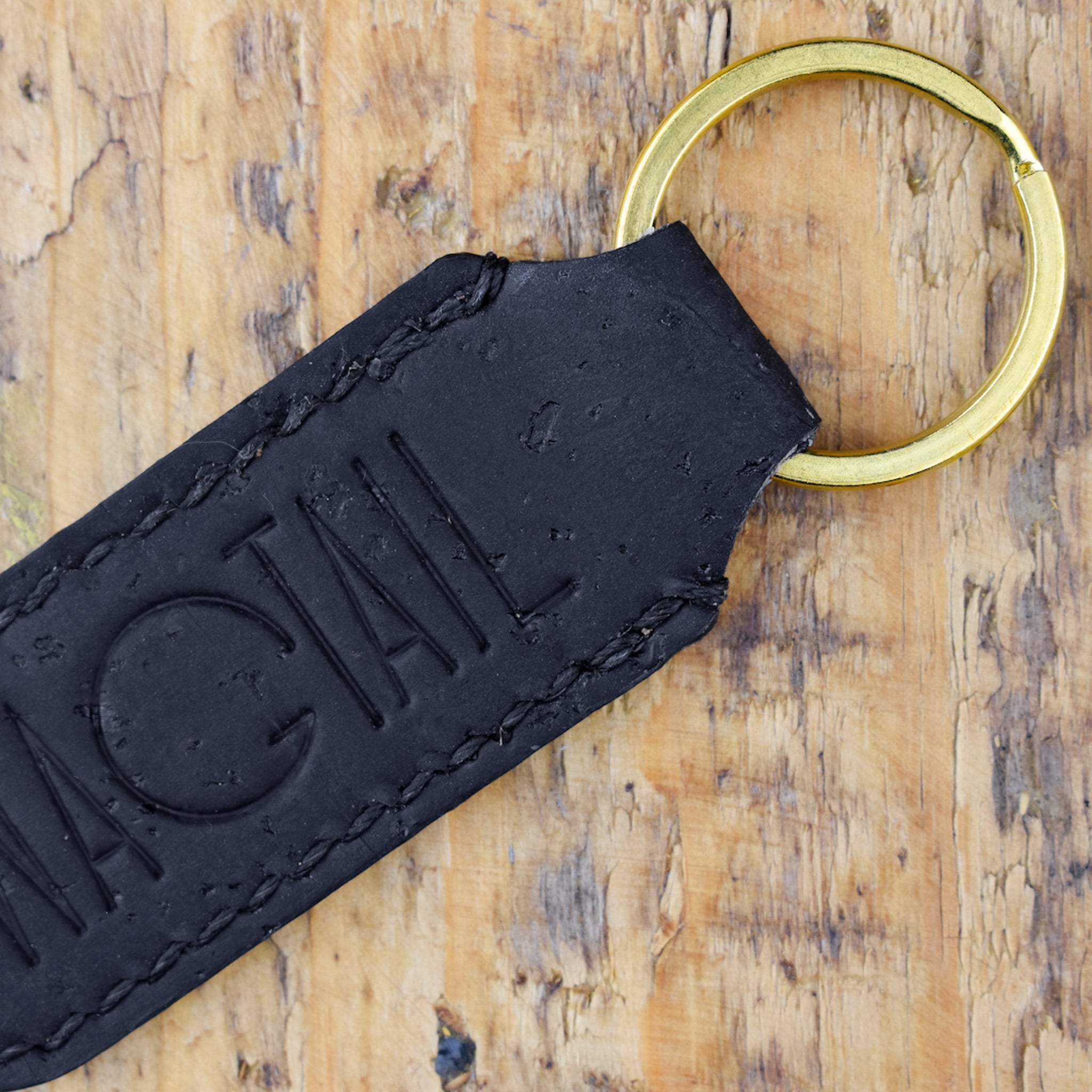 Avaimenperä musta valmistettu käsityönä Suomessa