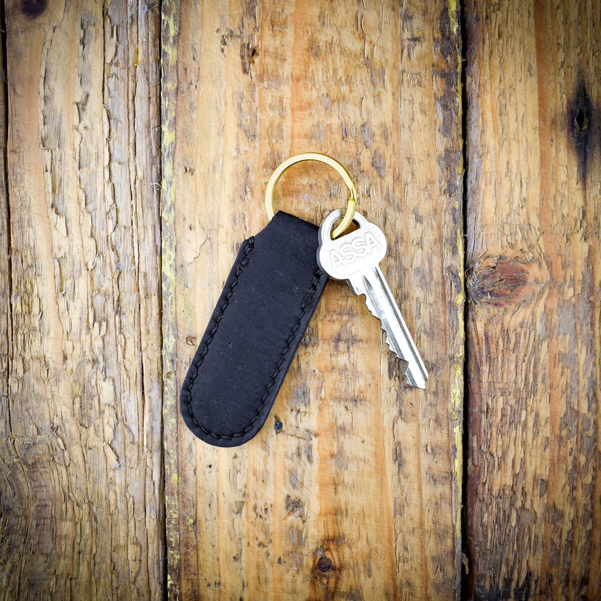 Avaimenperä musta valmistettu käsityönä Suomessa