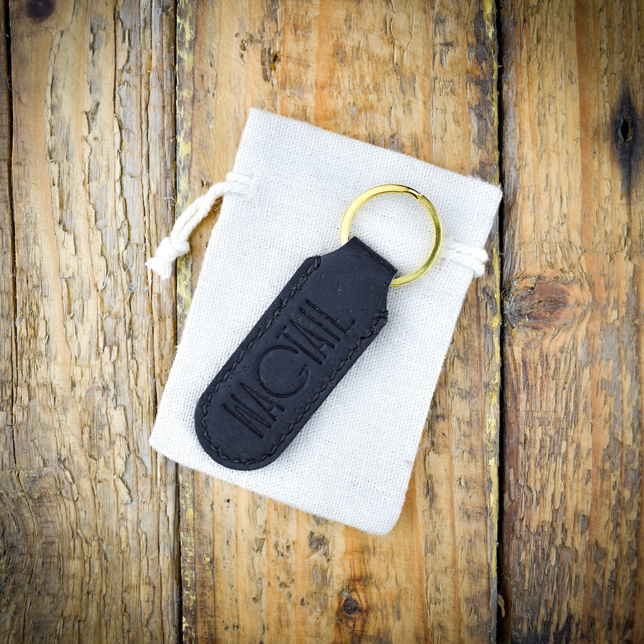 Avaimenperä musta valmistettu käsityönä Suomessa