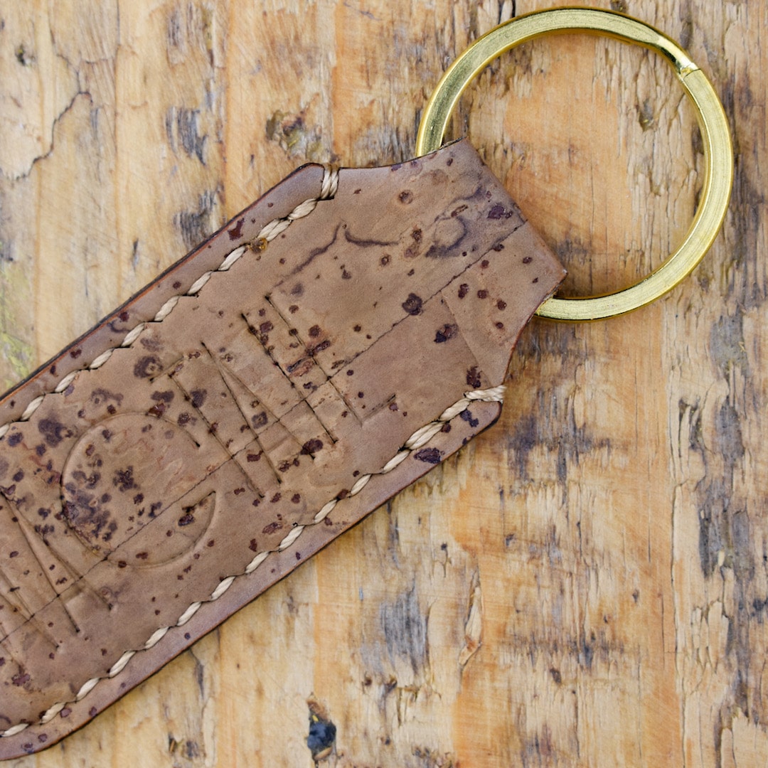 Avaimenperä vaaleanruskea valmistettu käsityönä Suomessa