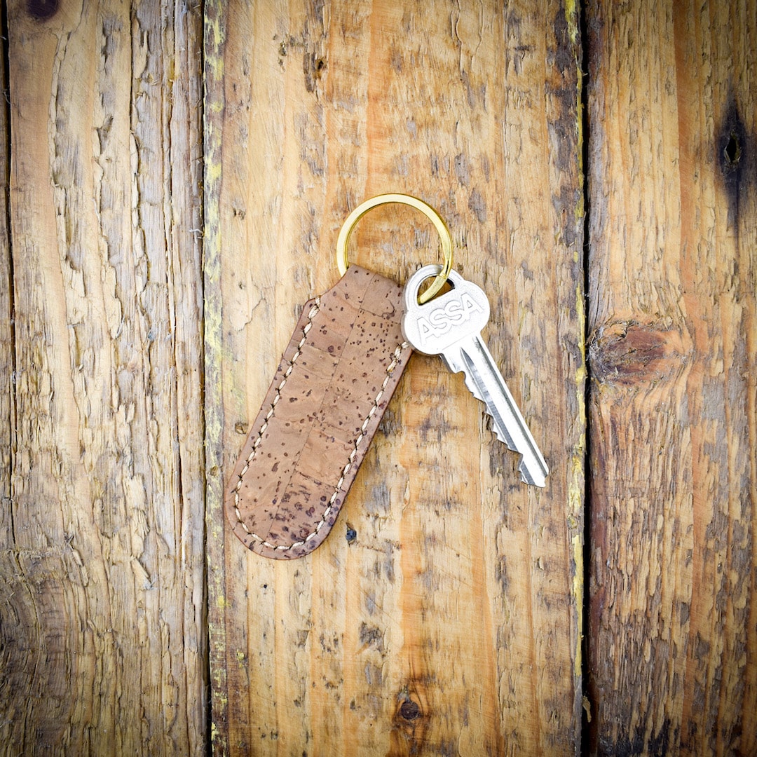 Avaimenperä vaaleanruskea valmistettu käsityönä Suomessa