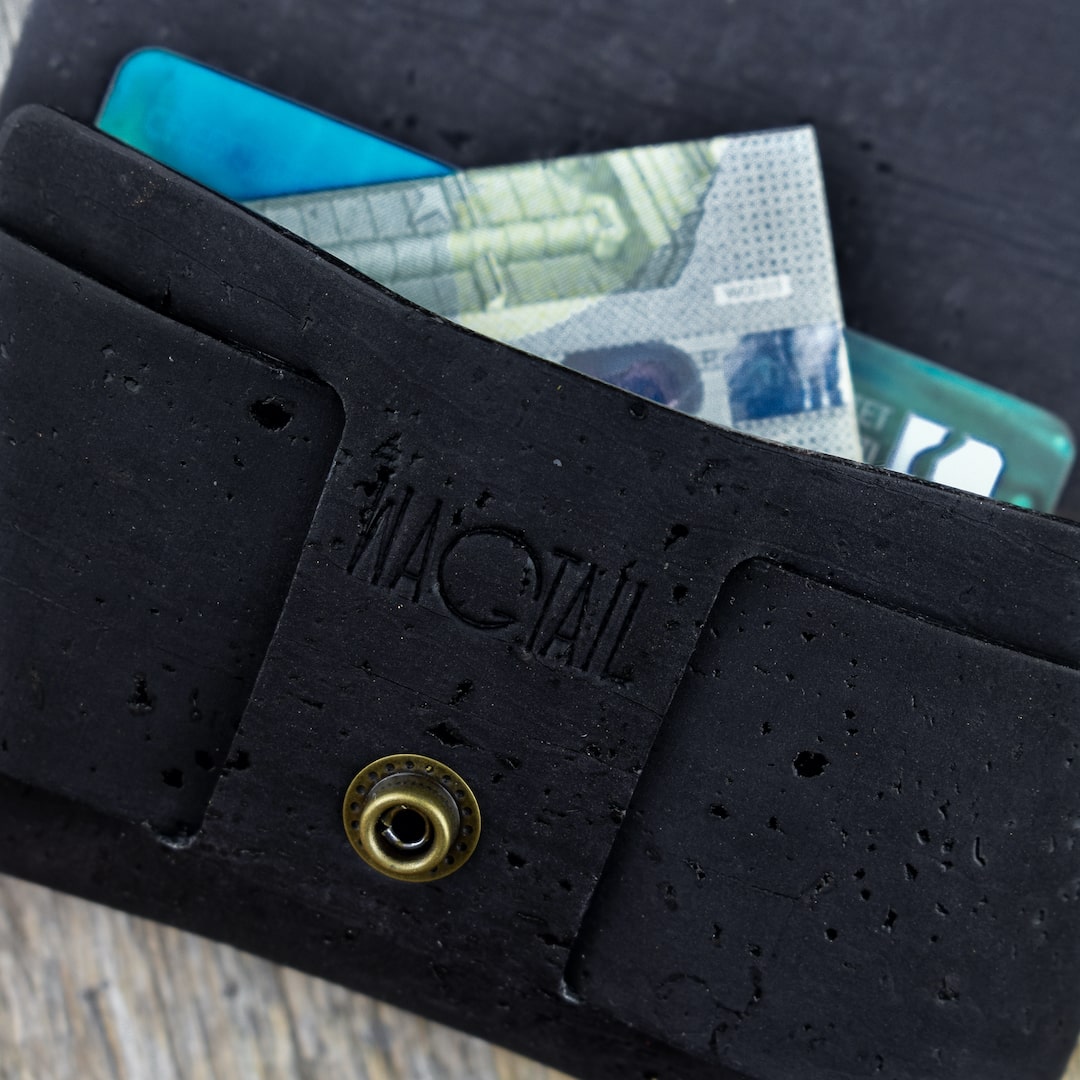 Korttikotelo musta valmistettu Suomessa käsityönä korkista