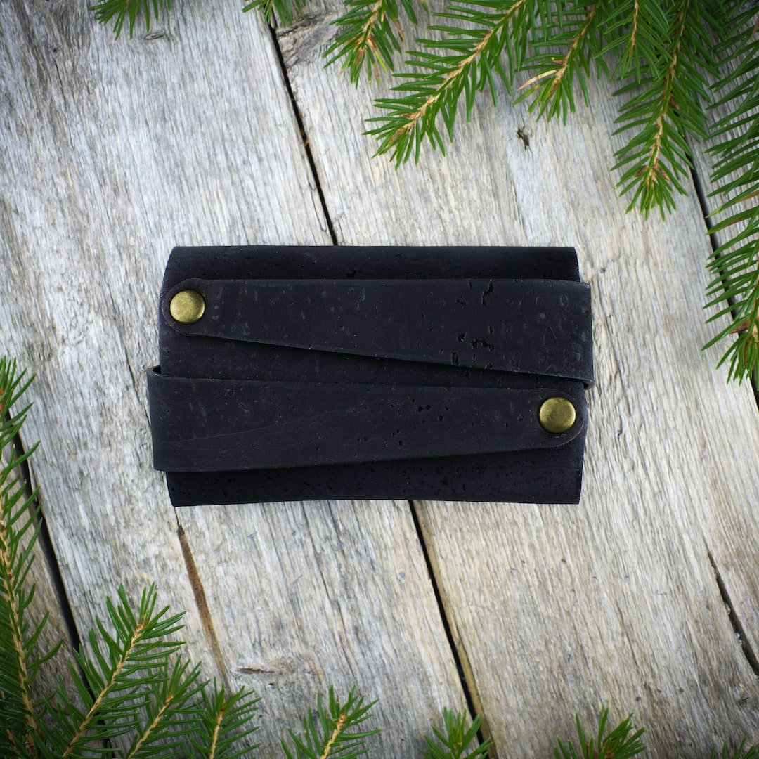 Korttikotelo musta valmistettu Suomessa käsityönä korkista