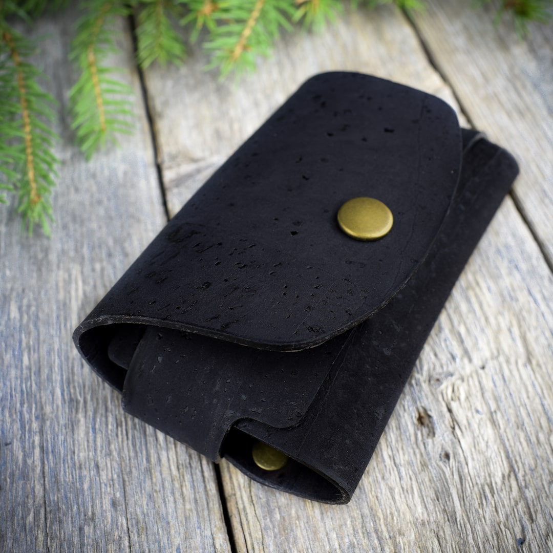 Korttikotelo musta valmistettu Suomessa käsityönä korkista
