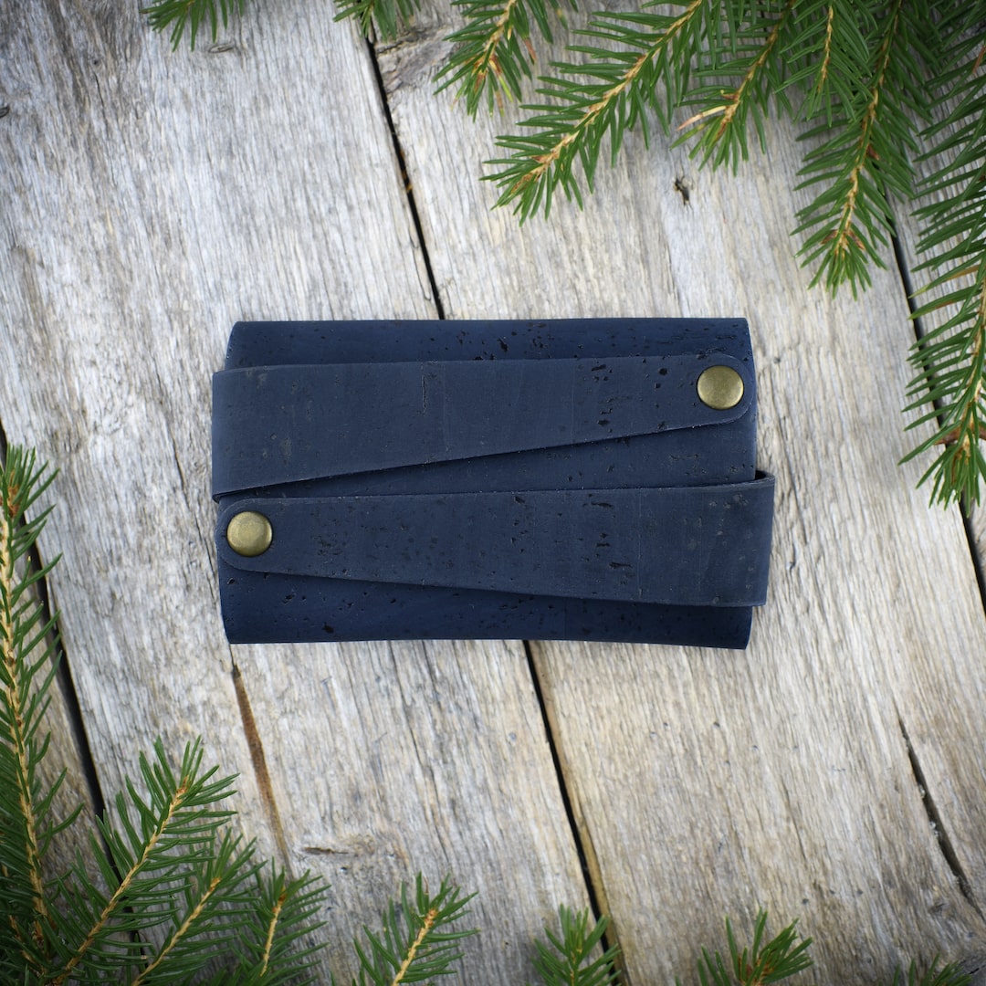 Korttikotelo sininen valmistettu Suomessa käsityönä korkista