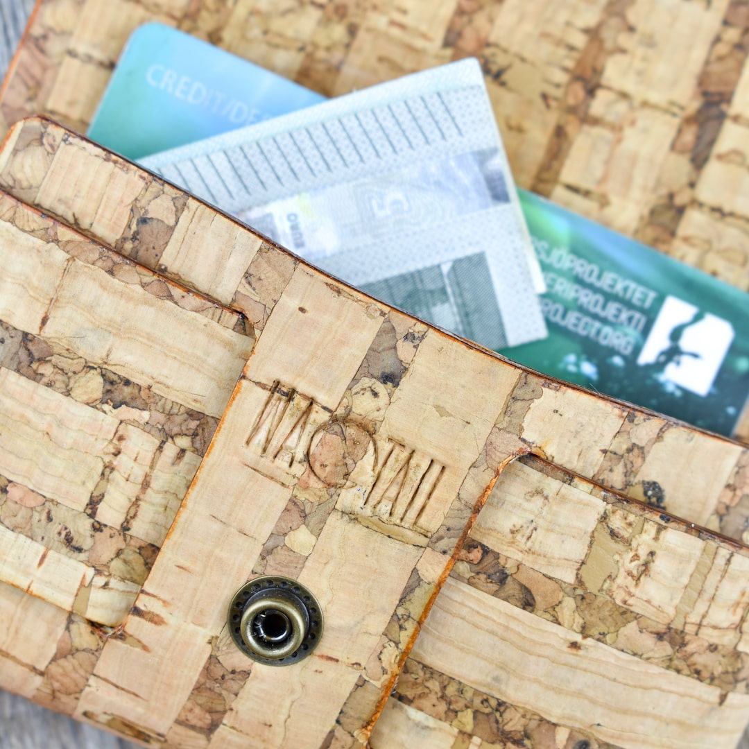 Korttikotelo raidallinen valmistettu Suomessa käsityönä korkista