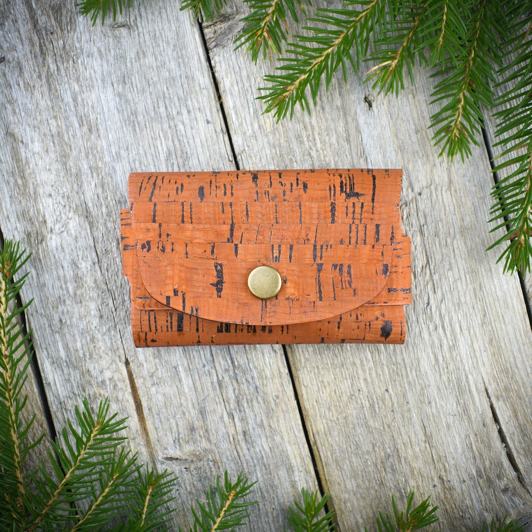 Korttikotelo oranssi valmistettu Suomessa käsityönä korkista