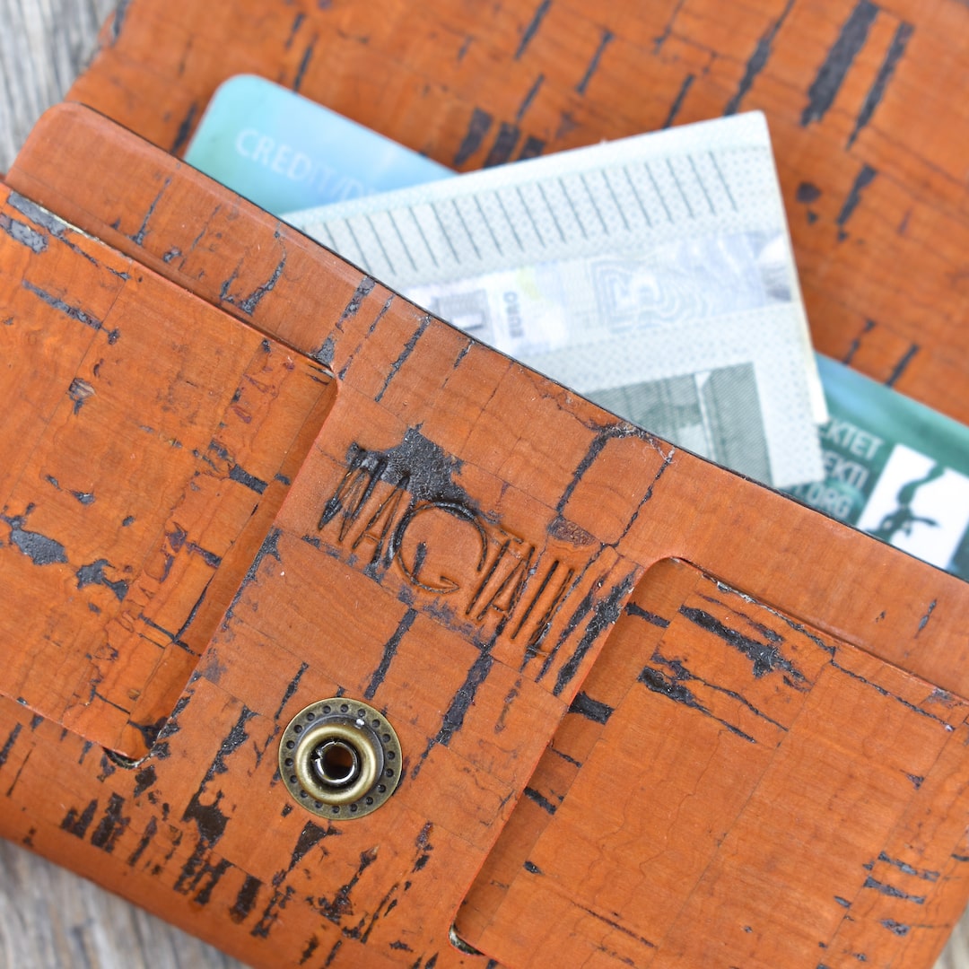 Korttikotelo oranssi valmistettu Suomessa käsityönä korkista