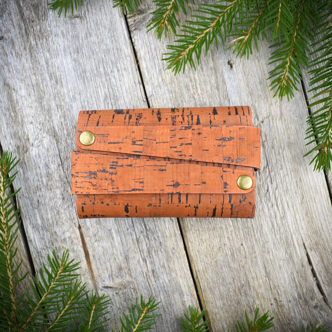 Korttikotelo oranssi valmistettu Suomessa käsityönä korkista