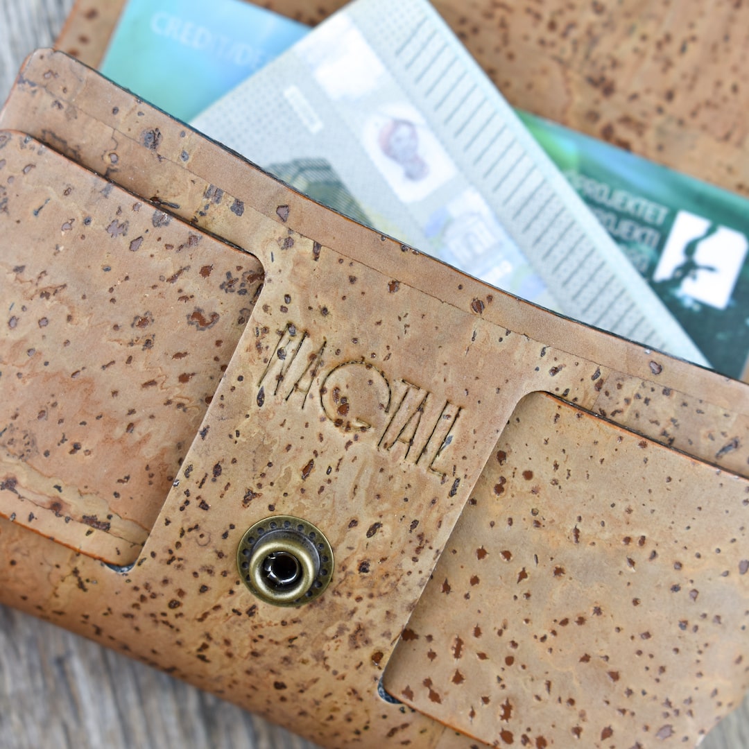 Korttikotelo ruskea valmistettu Suomessa käsityönä korkista